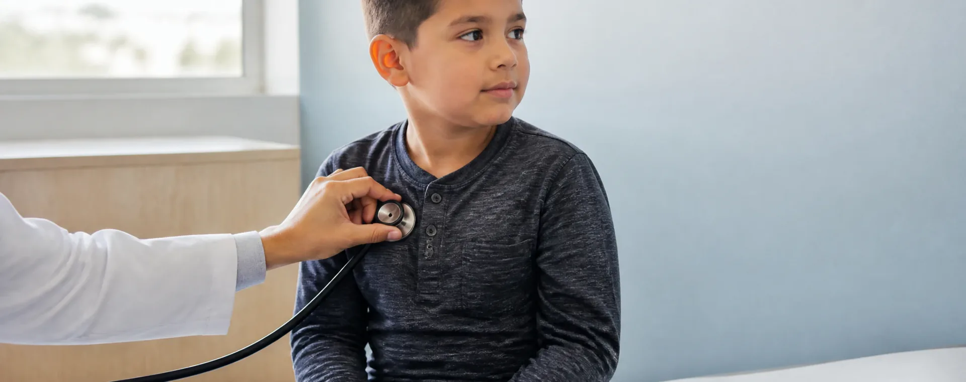 Auscultación cardíaca para evaluar un soplo en el corazón